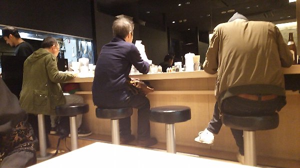 平打ち自家製麺を見てください! 東京アンダーグラウンドラーメン頑者