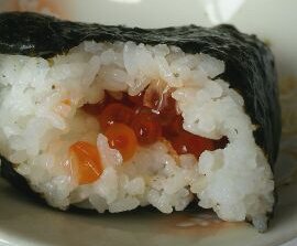 ローソン こぼしいくらおにぎりは本当にこぼれているのか確認してみた。