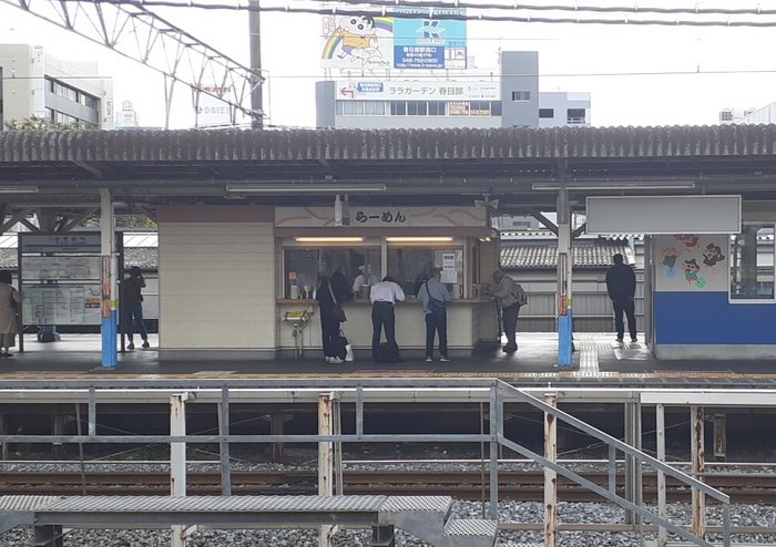 【伝説】東武ラーメンは客が途絶えない人気店だった【コロッケラーメン】春日部駅のホーム