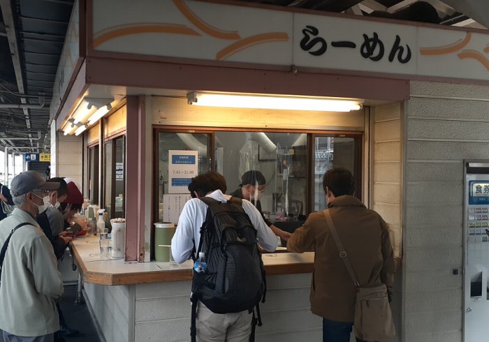 【伝説】東武ラーメンは客が途絶えない人気店だった【コロッケラーメン】春日部駅のホーム