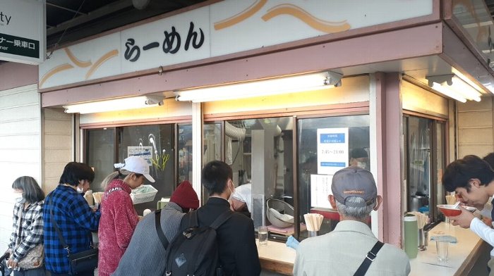 【伝説】東武ラーメンは客が途絶えない人気店だった【コロッケラーメン】春日部駅のホーム