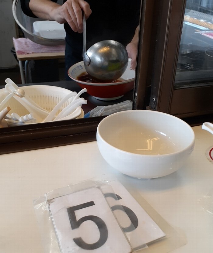【伝説】東武ラーメンは客が途絶えない人気店だった【コロッケラーメン】春日部駅のホーム