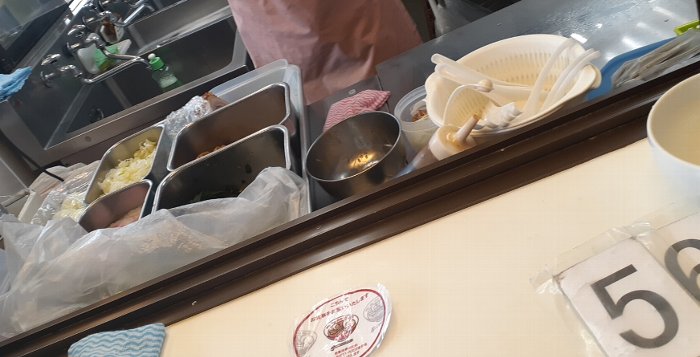 【伝説】東武ラーメンは客が途絶えない人気店だった【コロッケラーメン】春日部駅のホーム