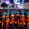 【Halloween】コスプレ画像【ハロウィン】青い髪 女性 渋谷 スクランブル交差点 迷惑行為