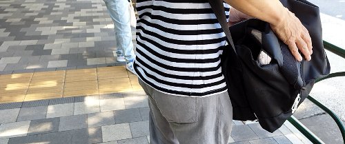 離れて並ぶ人の心理